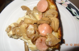 Пицца с грибами и сосисками на сковороде (пошаговый фото рецепт)