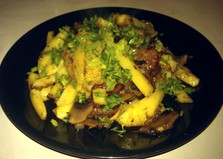 Картофель жареный с грибами и шкварками (пошаговый фото рецепт)