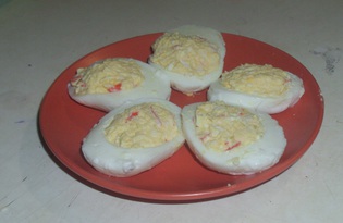 Фаршированные яйца (с крабовыми палочками)