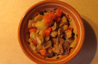 Картошка, тушенная с грибами (рецепт с пошаговыми фото)