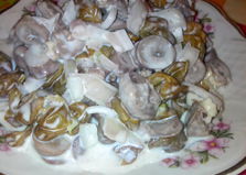 Салат из отварных куриных сердечек с виноградом и маринованным луком (пошаговый фото рецепт)