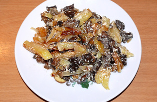 Грибы жареные с картофелем в сметане (пошаговый фото рецепт)