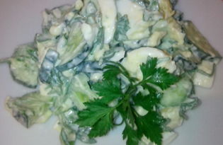 Весенний салат из огурцов, яиц и зеленого лука (пошаговый фото рецепт)