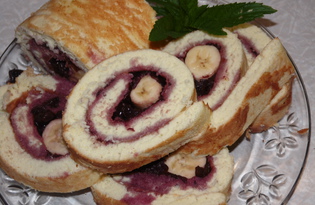 Бисквитный рулет с бананом и вишневым вареньем (пошаговый фото рецепт)