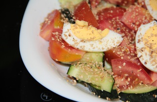 Овощной салат с яйцом и кунжутом (пошаговый фото рецепт)
