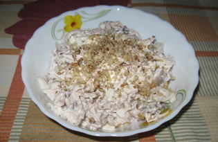 Салат с курицей, грибами и грецкими орехами (пошаговый фото рецепт)