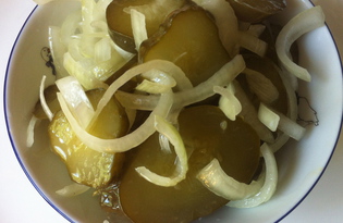Салат из соленых огурцов с луком (пошаговый фото рецепт)