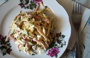 Салат с копченой колбасой и белокочанной капустой (пошаговый фото рецепт)