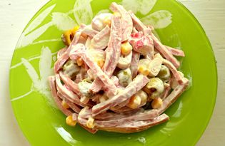 Салат с оливками и крабовыми палочками (пошаговый фото рецепт)