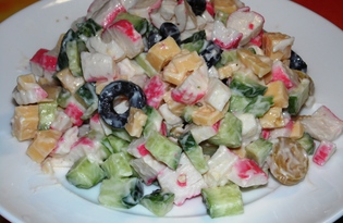 Сырный салат из крабовых палочек, огурцов и маслин (пошаговый фото рецепт)