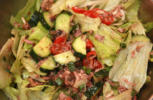 Летний салат с консервированным тунцом (рецепт с пошаговыми фото)