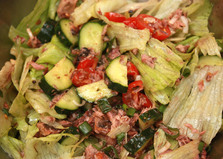 Летний салат с консервированным тунцом (рецепт с пошаговыми фото)