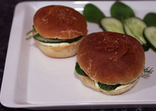 Сэндвич с сыром "Дор Блю" и огурцом (пошаговый фото рецепт)