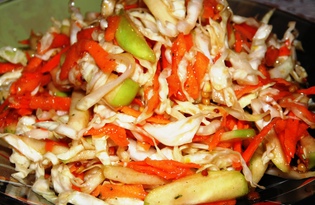 Салат из зеленых яблок, капусты и моркови (пошаговый фото рецепт)