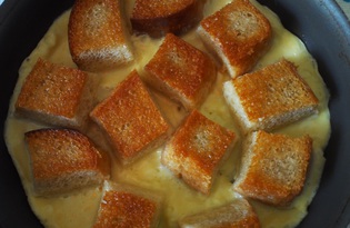 Жареный хлеб с омлетом (пошаговый фото рецепт)