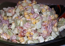 Салат из кукурузы, огурца и копченой курицы (пошаговый фото рецепт)