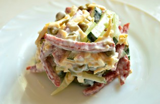 Сырный салат с колбасой и огурцами (пошаговый фото рецепт)