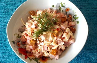 Салат с колбасой, сыром и сухариками "Итальянский" (пошаговый фото рецепт)