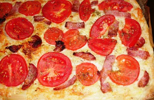 Пицца из слоеного теста с помидорами и грудинкой (пошаговый фото рецепт)