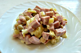 Простой салат с докторской колбасой (пошаговый фото рецепт)