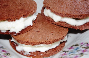 Шоколадные мини - бисквиты со сметанным кремом (пошаговый фото рецепт)