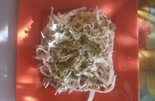 Салат с капустой и сырокопченой колбасой "Днестр" (пошаговый фото рецепт)