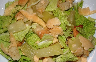 Легкий салат с консервированными ананасами (пошаговый фото рецепт)