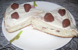 Бисквитный торт с консервированной клубникой (пошаговый фото рецепт)
