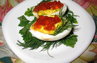 Куриные яйца с красной икрой (пошаговый фото рецепт)