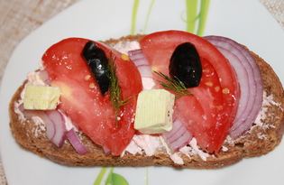 Бутерброд с икрой мойвы, фиолетовым луком и помидором (пошаговый фото рецепт)