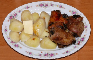 Рулетики из свиной грудинки с грибами и черносливом (пошаговый фото рецепт)