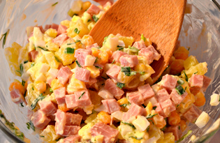 Салат с колбасой, яйцом и кукурузой (пошаговый фото рецепт)