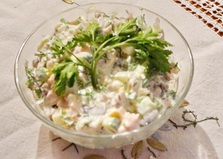 Салат с маринованными грибами и копченой курицей  (пошаговый фото рецепт)