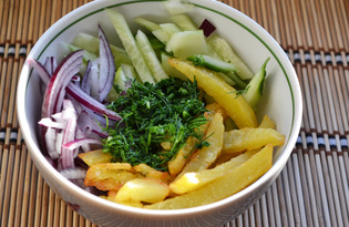 Салат с картошкой-фри, маринованным луком и огурцами (пошаговый фото рецепт)