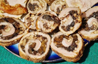 Мясной рулет с черносливом и орехами (пошаговый фото рецепт)