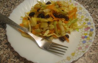 Салат с капустой, изюмом и яблоком (пошаговый фото рецепт)