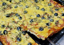 Пицца с колбасой и лечо в духовке (пошаговый фото рецепт)