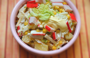 Салат с крабовыми палочками, кукурузой и ананасом (пошаговый фото рецепт)