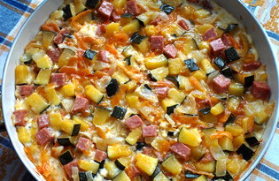 Овощная запеканка с копченой колбасой на сковороде (пошаговый фото рецепт)