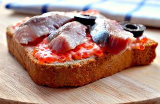 Бутерброды с сельдью и маслинами (пошаговый фото рецепт)
