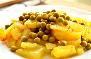 Жареный картофель с зеленым консервированным горошком (пошаговый фото рецепт)