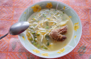 Суп на мясном бульоне с лапшой и зеленым горошком (пошаговый фото рецепт)