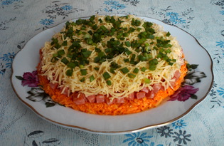 Слоеный салат с копченой колбасой и морковью (пошаговый фото рецепт)