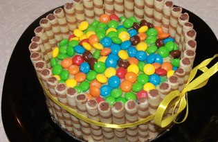 Торт украшенный вафельными трубочками и конфетами (пошаговый фото рецепт)