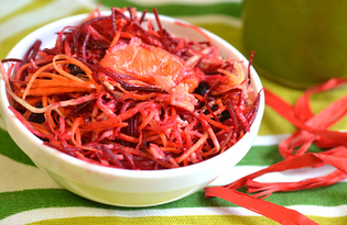 Витаминный салат со свеклой, морковью и яблоком (пошаговый фото рецепт)