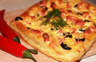 Пицца из слоеного теста с колбасой (пошаговый фото рецепт)