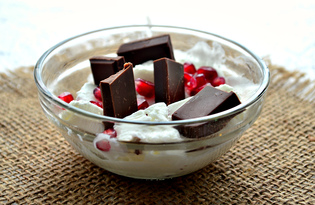 Десерт с кусочками шоколада и гранатовыми зернами (пошаговый фото рецепт)