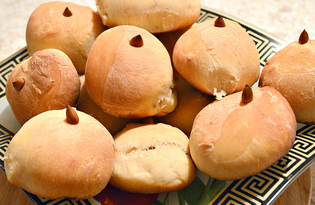 Вкусные булочки из дрожжевого теста с абрикосовыми зернами (пошаговый фото рецепт)