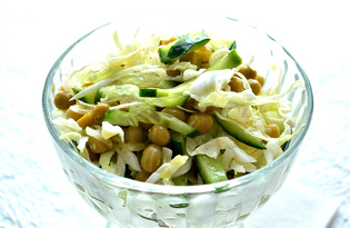 Салат с капустой, огурцом и горошком (пошаговый фото рецепт)