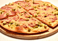 Пицца с зеленым горошком и копченой колбасой (пошаговый фото рецепт)